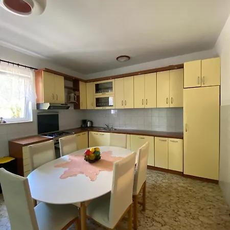 Nada Apartman Sucuraj